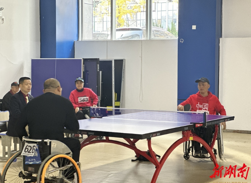 图为残疾人参与康复健身活动